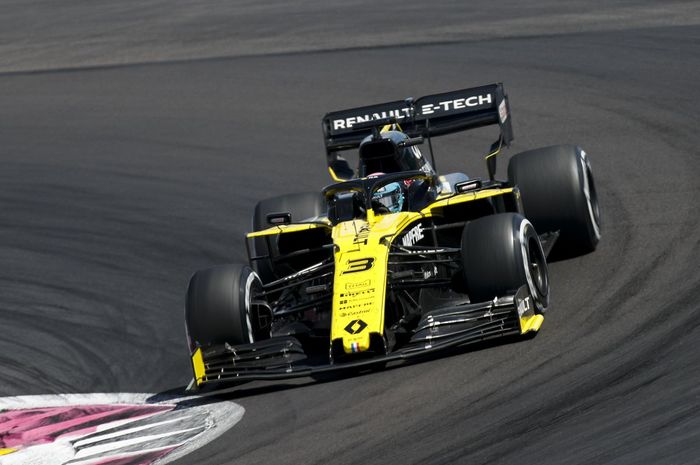 Pembalap Renault, Daniel Ricciardo, pindah ke McLaren musim depan