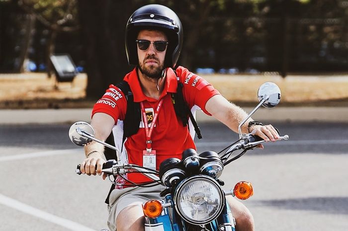 Sebastian Vettel doyan naik motor 2-tak