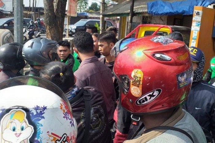 Sejumlah pengemudi ojek online berkumpul di Cimasuk, Desa Suci Kaler, Kecamatan Karangpawitan usai salah satu rekannya diduga dipukul tukang ojek pangkalan, Minggu (23/6/2019).  