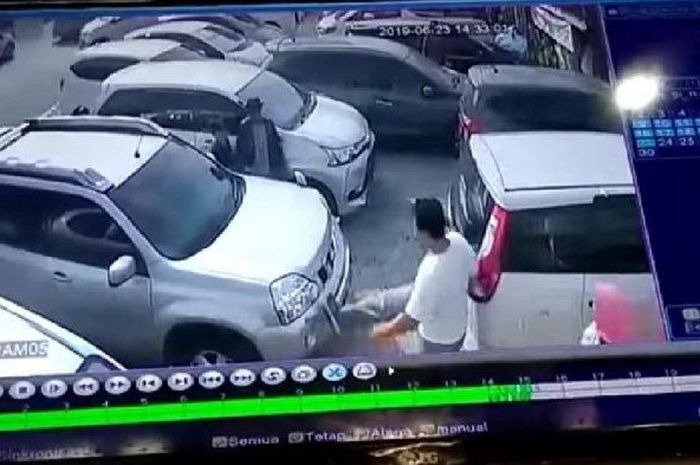 Sosok pelaku yang terekam CCTV sedang menendang mobil Nissan X-Trail yang parkir di belakang mobilnya.
