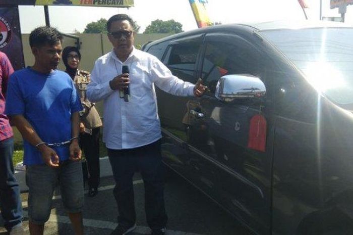 Dirkrimum Polda DIY, Kombes Pol Hadi Utomo, menunjukkan pelaku dan barang bukti kejahatan di Mapolres Bantul, Selasa (25/6/2019). 