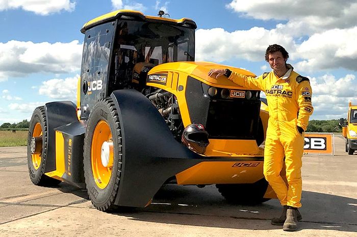 Guy Martin pecahkan rekor kecepatan dengan traktor