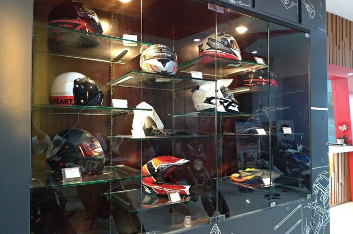 Beberapa tipe helm yang dijual di dealer Wahana Honda, Gunung Sahari, Jakarta Pusat