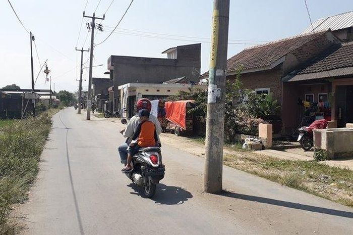 Tiga tiang listrik di tengah jalan di Baleendah Bandung