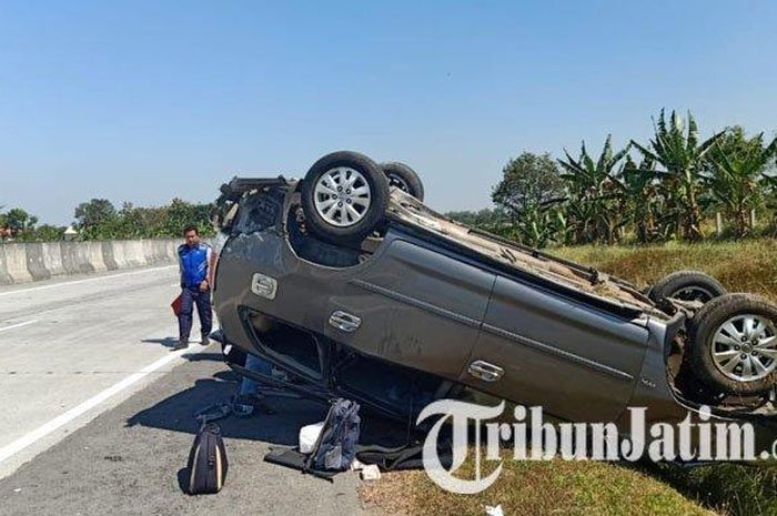 Toyota Kijang Innova terbalik di salah satu jalan tol