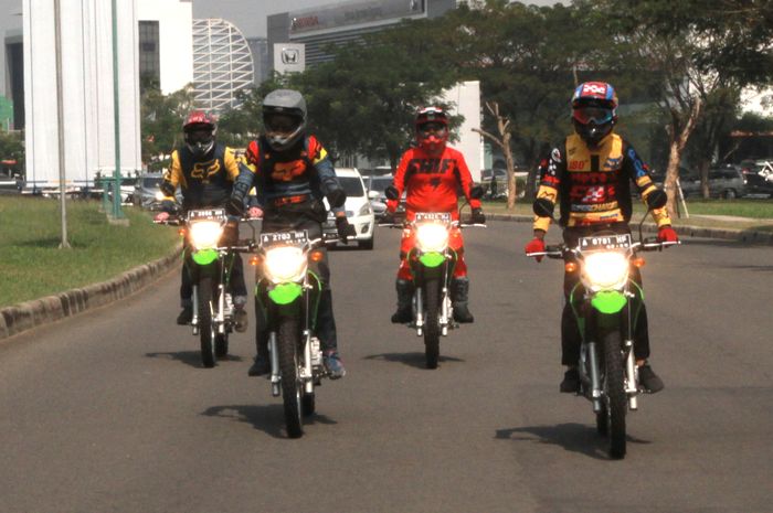 TES RIDE KAWASAKI KLX 230 ON THE ROAD