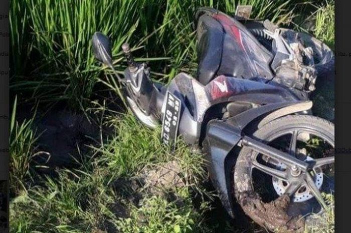 Motor terduga penipu terjatuh di saluran air persawahan Desa Karangduren, Kabupaten Boyolali, Selasa (26/6/2019) sore. 