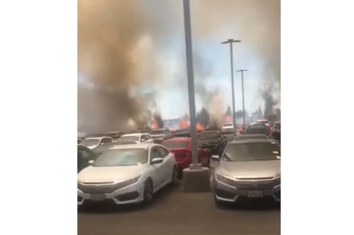 Sebuah kebakaran besar terjadi di Bakersfield, Califonia, Amerika Serikat yang membakar mobil-mobil di sebuah show room.