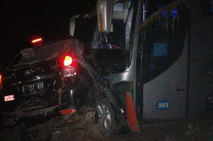 Kondisi MPV Toyota Avanza yang sampai ringsek total akibat adu banteng dengan bus Rosalia Indah.