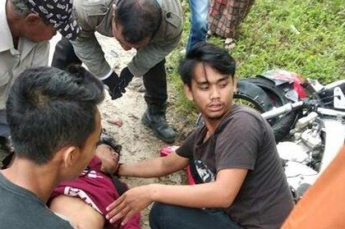 Kondisi korban usai menyalip lalu menabrak 2 motor di Jalan Soekarno Hatta KM 11, Karang Joang, Balikpapan Utara, Rabu (26/6/2019). 