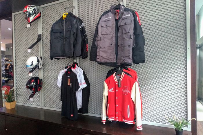Beberapa tipe apparel resmi Honda yang dijual di dealer Honda Wahana, Gunung Sahari, Jakarta Pusat