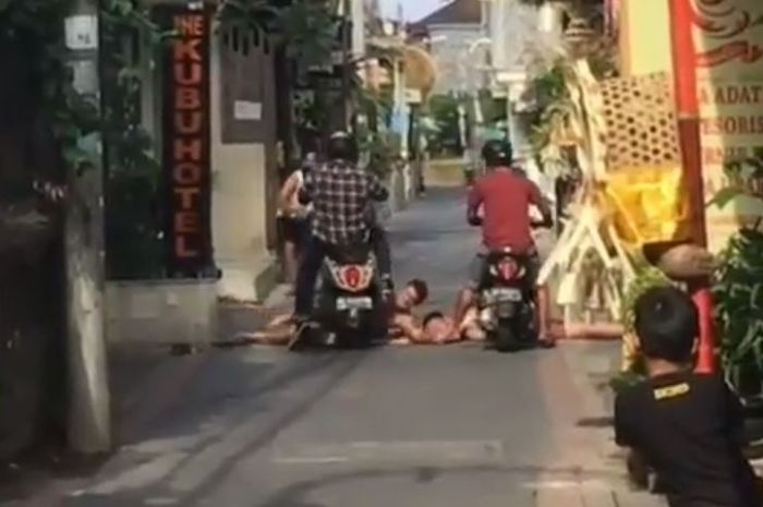 Honda Scoopy lindas dua bule yang berjemur di tengah jalan