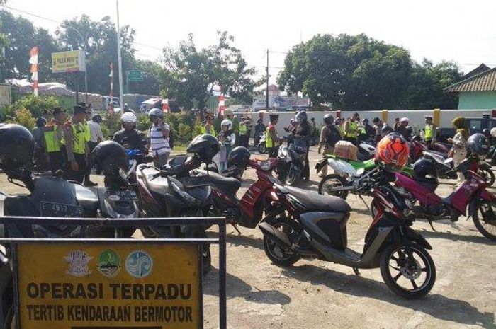 Operasi gabungan tertib kendaraan bermotor yang diselenggarakan Polres Cirebon bersama Samsat Sumber di depan Mapolsek Weru, Kabupaten Cirebon, Selasa (25/6/2019).  