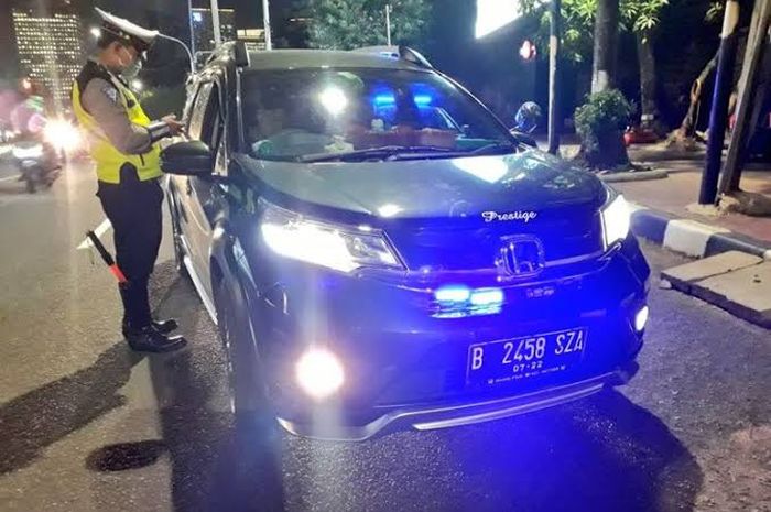 Polisi merazia kendaraan yang menggunakan lampu strobo berwarna biru