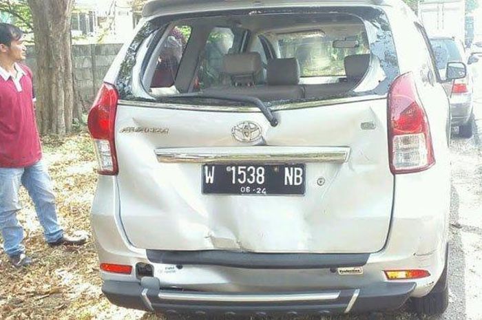 kondisi mobil sebelum dievakuasi petugas di tol waru