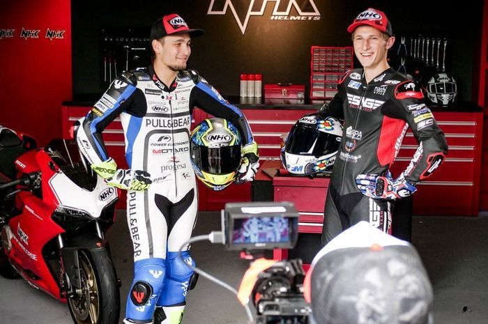 Karel Abraham dan Jules Danilo bersama helm NHK