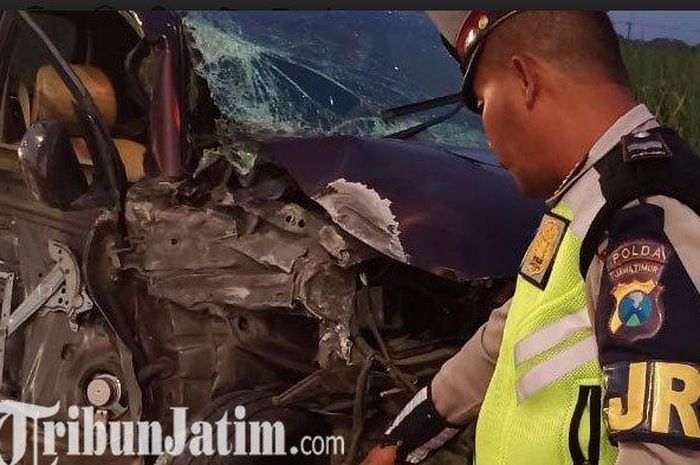 Daihatsu Xenia hancur terkoyak, kecelakaan tunggal hajar pembatas di tol Surabaya-Mojokerti, (26/6)