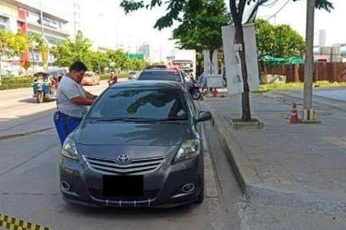 Toyota Vios Limo parkir misterius selama 20 hari, tercium bau busuk