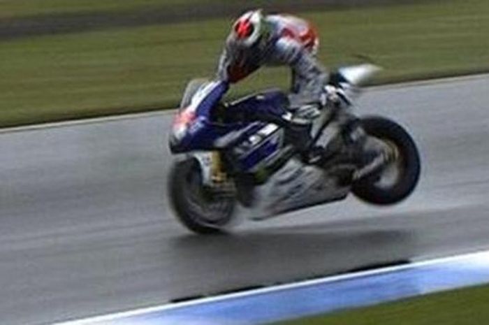 Jorge Lorenzo terbang dari motornya di kecepatan lebih dari 200 km/jam di sirkuit Assen, MotoGP Belanda 2013