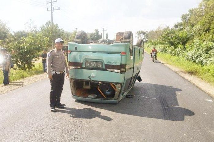 Daihatsu Luxio terbalik di Simpang Pemantar, Mesuji, Lampung