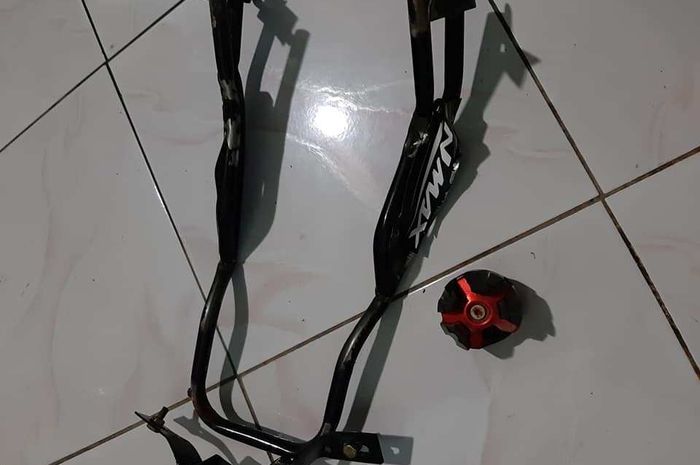 Dudukan pelat nomor Yamaha NMAX aftermarket yang bikin celaka
