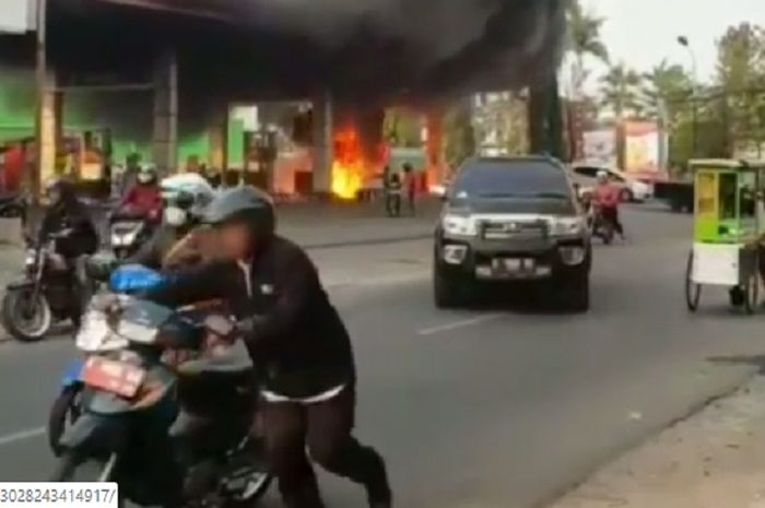 Sebuah motor terbakar di SPBU  di Pati, Jawa Tengah