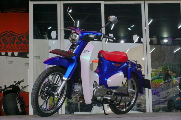 Honda Super Cub C125 pakai kombinasi warna Velvet Blue dan Aurora White dari TeckWrap