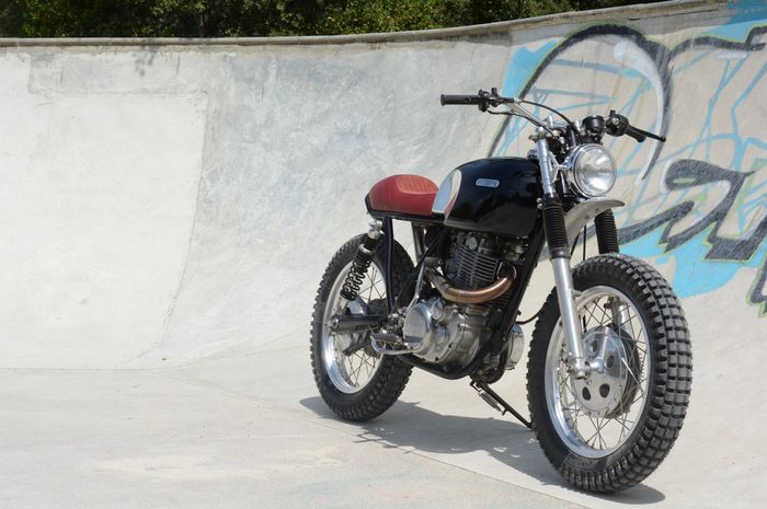 Modifikasi Yamaha SR500 bergaya scrambler/desert sled