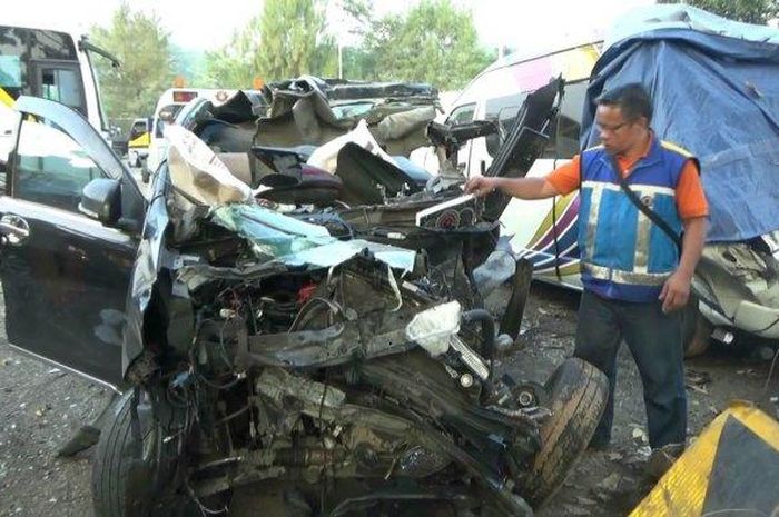 Kondisi terakhir mobil Xenia yang menghantam bagian belakang truk di Tol Cipularang KM 96, Darangdan, Purwakarta pada Jumat 