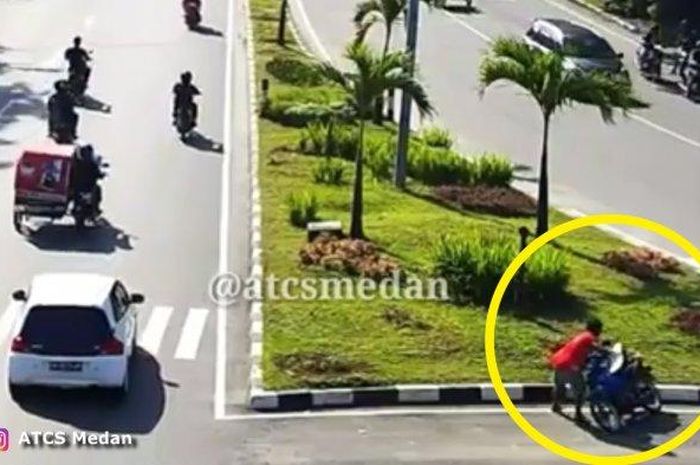 Perempuan ini kesal lalu banting sepeda motornya di Bundaran Adipura Medan, Senin (17/6/2019).