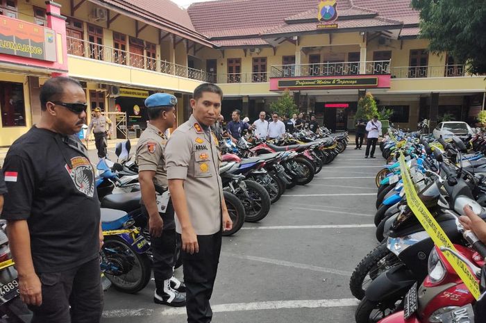 Kapolres Lumajang AKBP Arsal Sahban saat meninjau 45 kendaraan bodong hasil sitaan