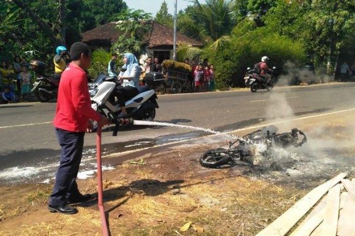 petugas Damkar kabupaten Pekalonga memadamkan APi sepeda motor Honda Beat