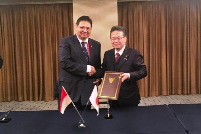 Menteri Perindustrian RI Airlangga Hartarto bersama Ministry of Economy, Trade, and Investment (METI) Jepang, Hiroshige Seko 