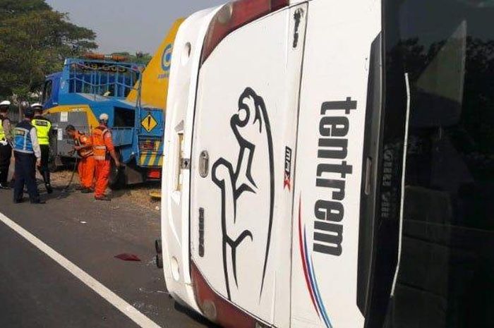 Tiga orang terluka saat Bus Tentrem N 7859 UG jurusan Malang-Surabaya terguling di Tol Waru KM 748.299, Sidoarjo, Jumat (28/7/2019) pagi. 