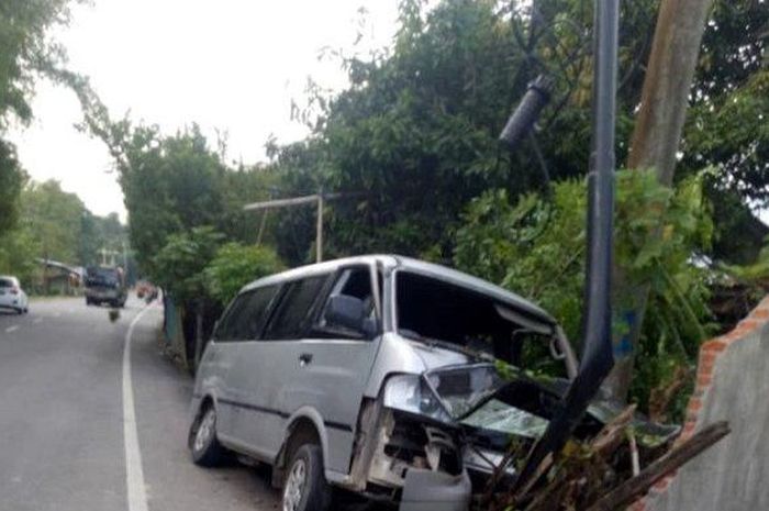 Kondisi Toyota Hiace usai hantam tiang.