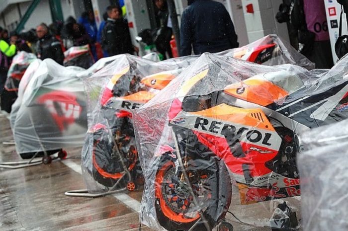 Motor pembalap MotoGP basah setelah sirkuit Silverstone, Inggris diguyur hujan dan menyebabkan banjir.