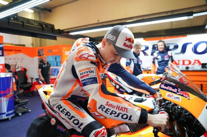 Pembalap Repsol Honda, Jorge Lorenzo tengah menjajal setelan motornya