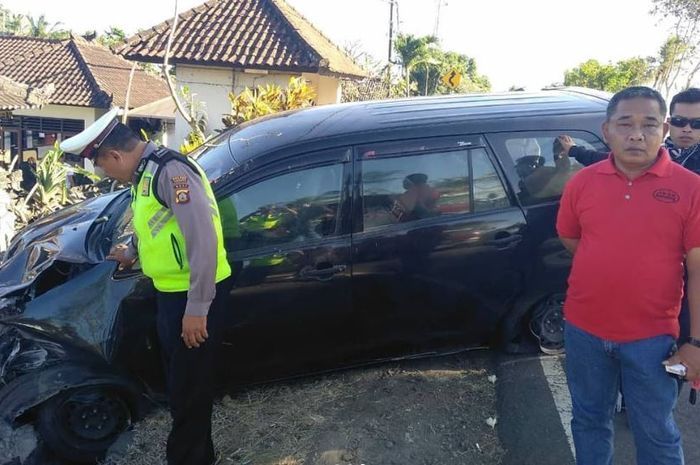 Toyota Kijang Innova hajar tempat sembahyang, melintang di jalan