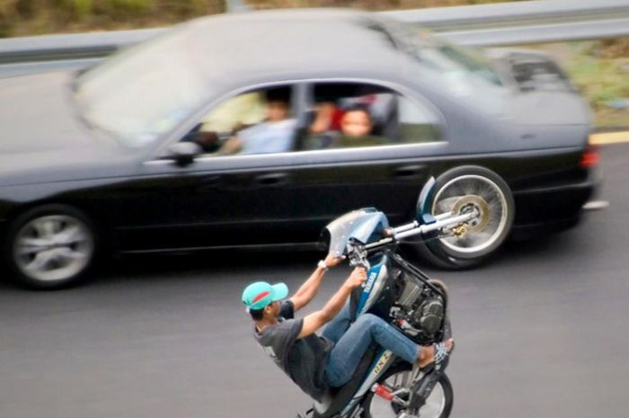 Ilustrasi pengendara sepeda motor yang ugal-ugalan di jalan