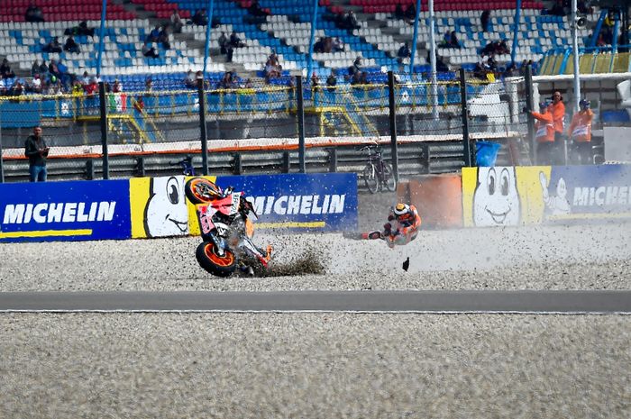 Pembalap Repsol Honda, Jorge Lorenzo, mengalami kecelakaan pada sesi latihan bebas pertama MotoGP Belanda 2019 di Sirkuit Assen, Jumat (29/6/2019).