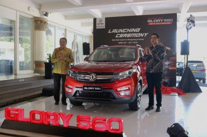 Komisioner PT CSBIC DFSK Bali, Cahya Wirawan Hadi dan Managing Director of Sales Center PT Sokonindo Automobile, Franz Wang saat acara peluncuran DFSK Glory 560 di Mall Bali Galeria, Sabtu (29/06/2019). 