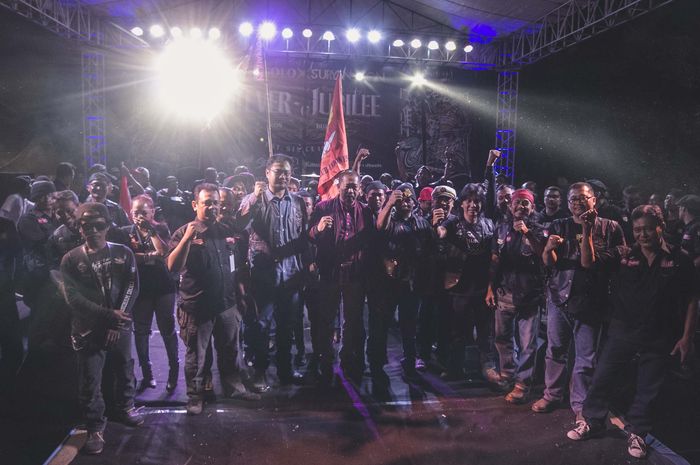 Foto bersama Ketua Motor Antique Club Indonesia dari berbagai chapter bersama Kepala Dishub (Dinas Perhubungan), Hari Prihatno.