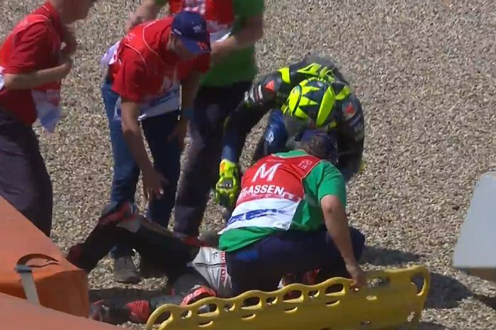 Valentino Rossi menghampiri petugas medis yang sedang menangani Takaaki Nakagami usai crash di lap ke-5 MotoGP Belanda