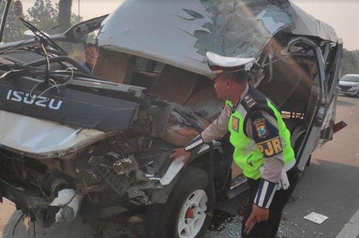 minibus ringsek tabrak bagian belakang truk di tol surabaya mojokerto km 742b