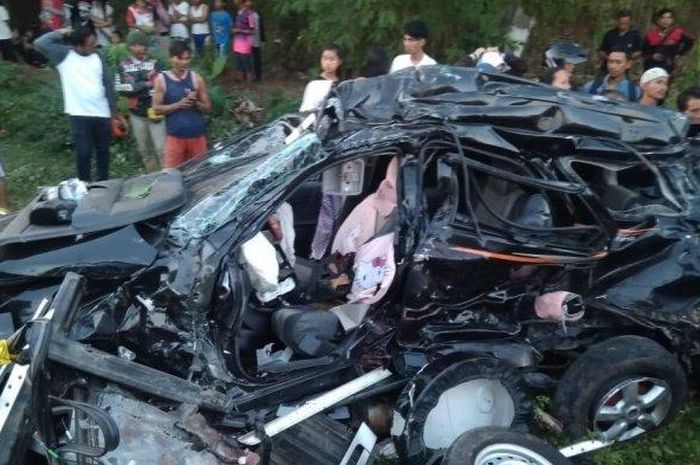 Kondisi Daihatsu Terios yang terlibat kecelakaan dengan kereta Api