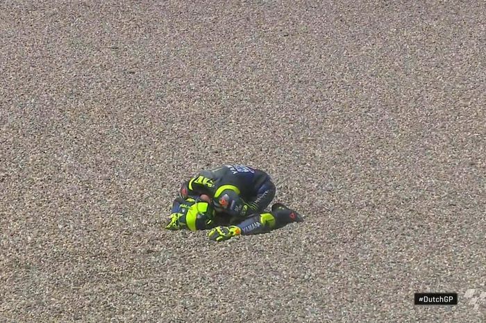 Nasib kurang beruntung menghampiri pembalap Monster Energy Yamaha, Valentino Rossi di balap MotoGP Belanda, Rossi crash bersama Takaaki Nakagami