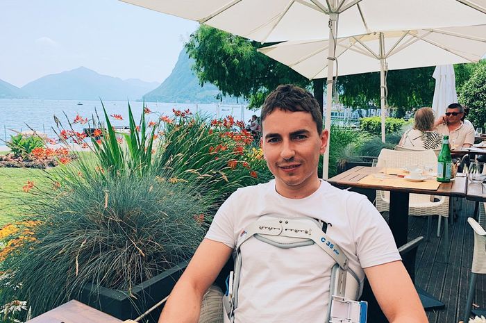 Jorge Lorenzo sudah balik ke rumahnya di Lugano dan terlihat memakai alat di badan untuk pemulihan cedera.