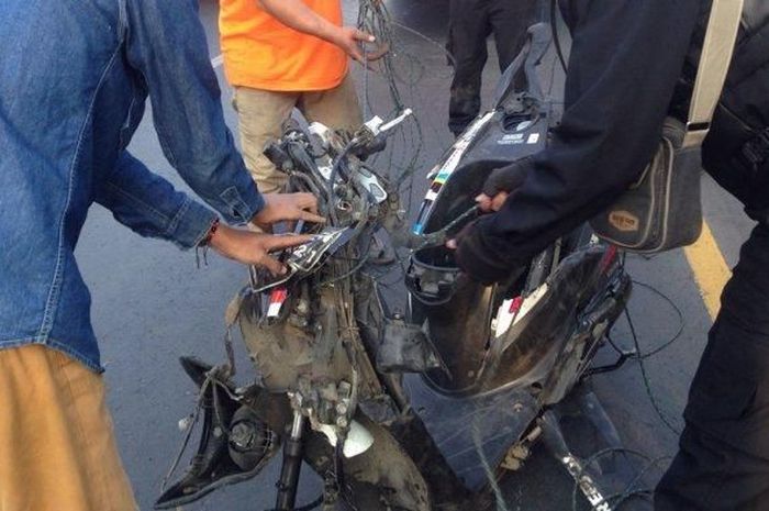 Motor Honda Beat berhasil dievakuasi dengan keadaan hancur
