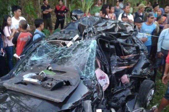 Kondisi rusak parah Daihatsu Terios setelah dihantam Kereta Api