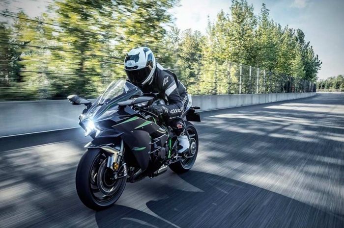 Desain Kawasaki Ninja H2 agresif dengan banyak lekukan yang menunjang aerodinamika